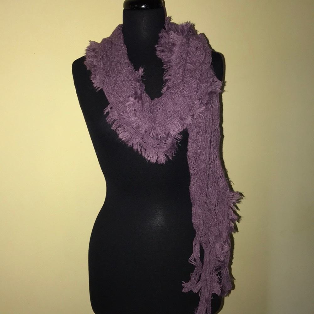 Scarf with fringe in dusty mauve